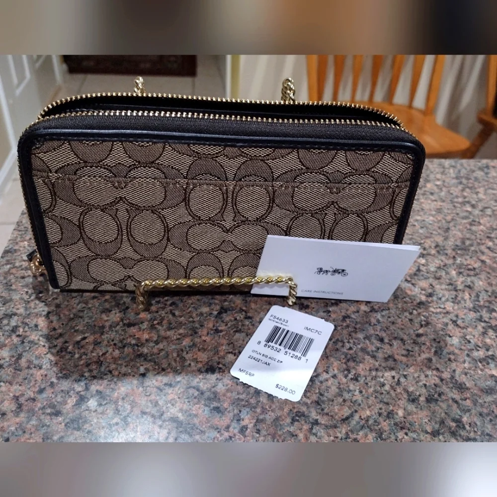 NWT Coach SiG C C Zip  around Wallet